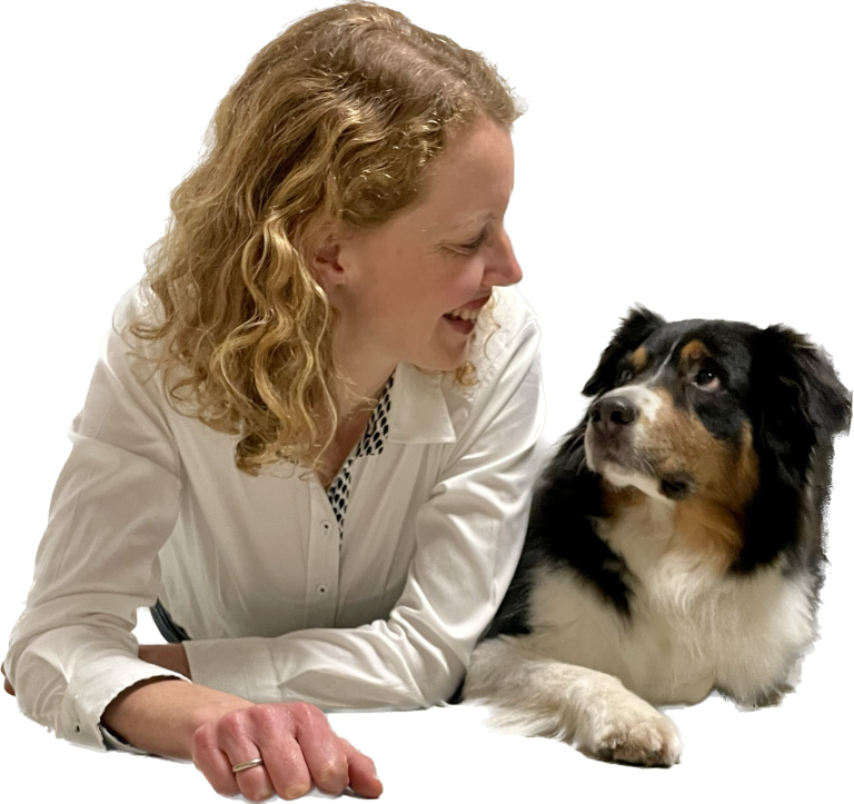 Der Fellprofi und ein Hund schauen zufrieden in angenehmer Atmosphäre